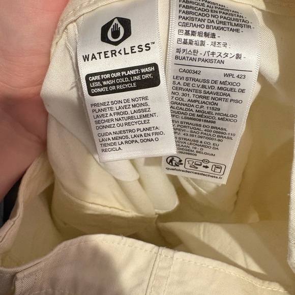 Levi’s Women’s ‘94 Baggy Cargo Pants in Cream/White #15 - Picture 7 of 7